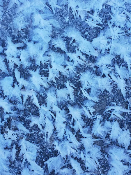 Flocos de neve como borboletas de neve sobre o rio gelado congelado. Gelado n — Fotografia de Stock