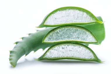 Aloe Vera 'nın beyaz arka planda taze dilimleri var. Makro.