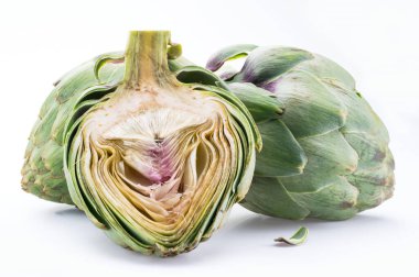 Enginar çiçeği yenilebilir tomurcukları beyaz arkaplanda izole edilmiş..