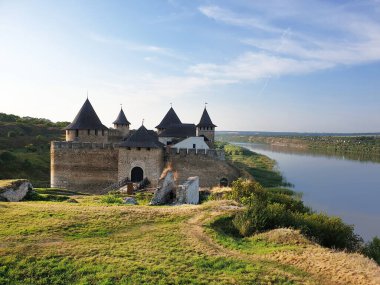 Khotyn Kalesi 'nin güzel manzarası. Orta Ukrayna 'nın en dikkat çekici ortaçağ simgesi. Ukrayna 'yı gezmek.