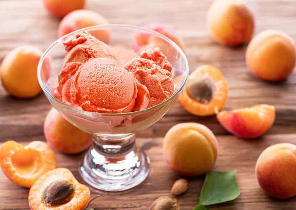 Hausgemachtes Eis Mit Marillenmarmelade Auf Dem Holztisch Mehrere Aprikosen Der — Stockfoto