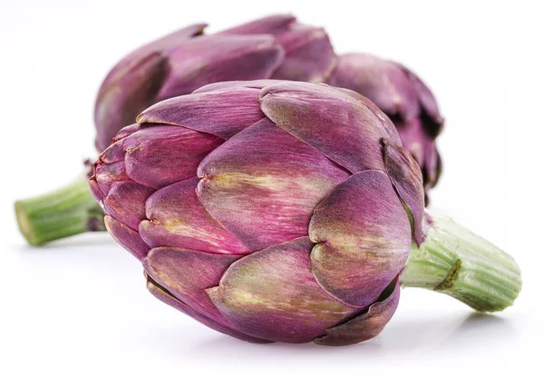 アーティチョークの花 白い背景に隔離された紫色の食用芽 — ストック写真