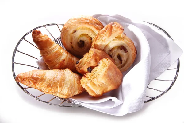 Mazsolás Croissant Zsemle Fehér Alapon Izolált Fémkosárban — Stock Fotó