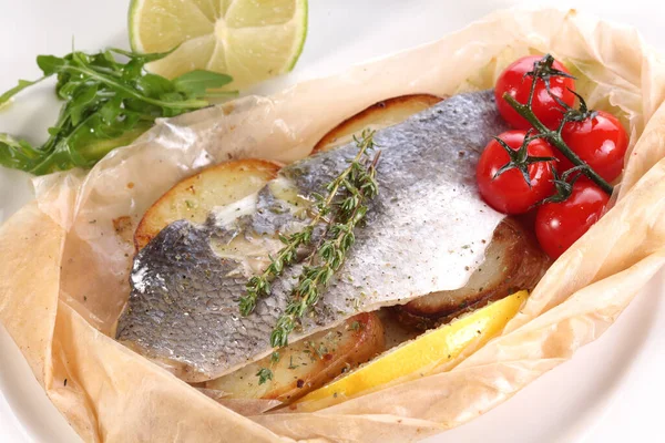 Filete Pescado Lubina Con Papas Fritas Tomates —  Fotos de Stock