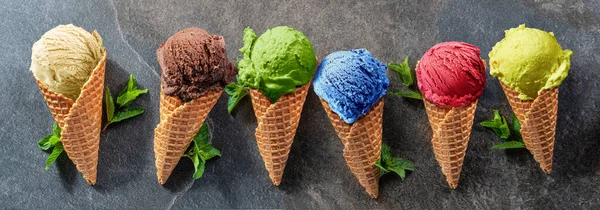 Set Vari Gelati Colorati Coni Cialde Con Fette Frutta Sullo — Foto Stock