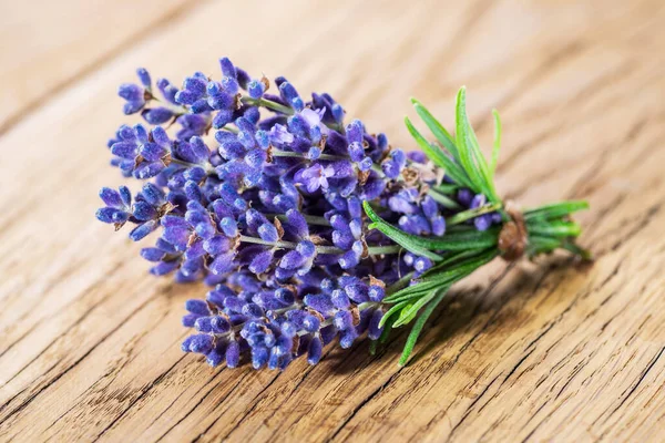 Ramo Flores Frescas Lavanda Lavanda Sobre Fondo Madera — Foto de Stock