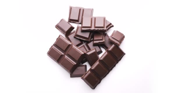 Piezas Barra Chocolate Aisladas Sobre Fondo Blanco Gira 360 Grados — Vídeos de Stock