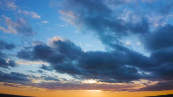 Lapso Tiempo Vídeo Las Nubes Tarde Azules Cielo Del Atardecer — Vídeos de Stock