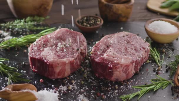 Strooi Peper Zout Twee Rauwe Rib Oogsteaks Met Specerijen Kruiden — Stockvideo