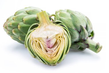 Enginar çiçeği yenilebilir tomurcukları beyaz arkaplanda izole edilmiş..