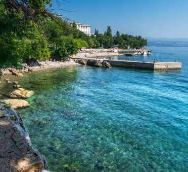 Taşlı kıyı şeridi ve Adriyatik Denizi 'nin saydam inanılmaz suları. Opatija tatil beldesi, Hırvatistan.