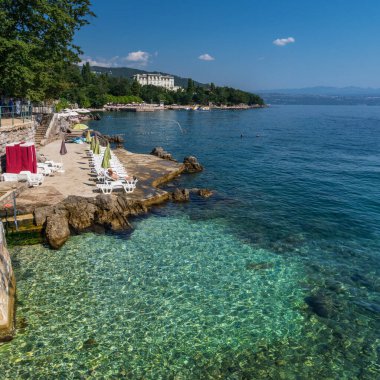 Taşlı kıyı şeridi ve Adriyatik Denizi 'nin saydam inanılmaz suları. Opatija tatil beldesi, Hırvatistan.