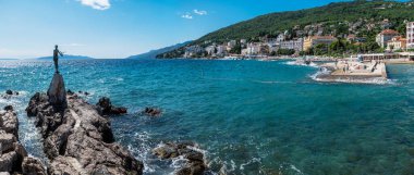 Martılı Bakire. Heykel Hırvatistan 'ın Opatij kentinin simgesi. Güzel panoramik deniz ve gökyüzü manzarası.