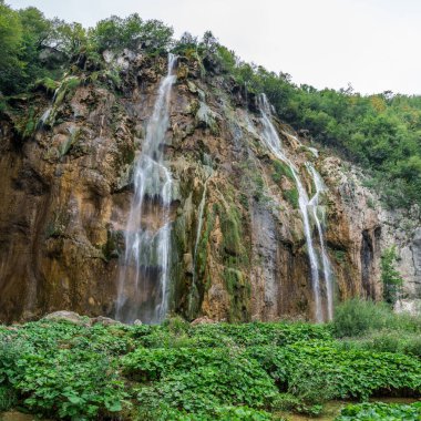 Plitvice Lakes Ulusal Parkı, Hırvatistan ve UNESCO 'nun Dünya Mirası' ndaki en eski ve en büyük ulusal parklardan biri. Şelale ve yeşil kayalık tepeler parkın içinde. Avrupa 'yı gezmek.