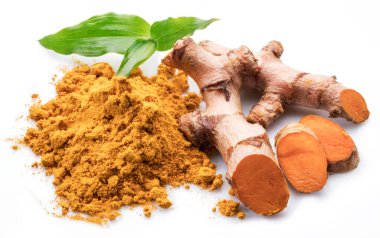 Beyaz arkaplanda taze zerdeçal ve zerdeçal tozu izole edildi.