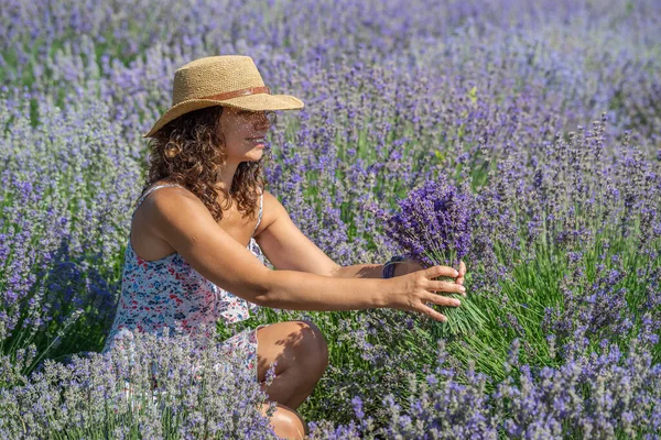 Mulher Chapéu Palha Com Buquê Lavanda Campo Lavanda — Fotografia de Stock