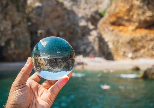 Bola Cristal Mão Dos Homens — Fotografia de Stock