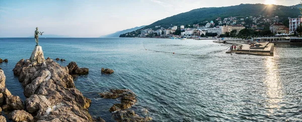 Panna Rackem Socha Symbolem Chorvatského Opatije Krásný Panoramatický Výhled Moře — Stock fotografie