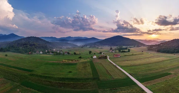 Gyönyörű Naplemente Horvát Hegyekben Madártávlatból Panoráma Csodálatos Vörös Napfény Lövellő — Stock Fotó