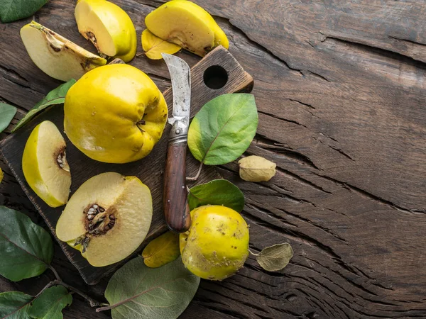 Rijp Goudgele Kweepeer Vruchten Hout Biologisch Fruit Oude Tafel Bovenaanzicht — Stockfoto