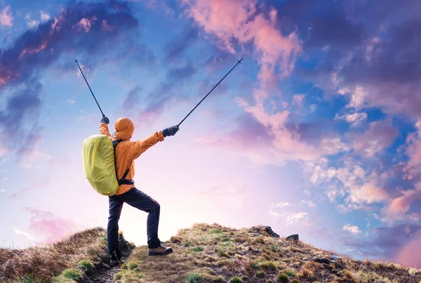 Турист Наслаждается Поездкой Вершину Горы Красивое Облачное Небо Фоне — стоковое фото