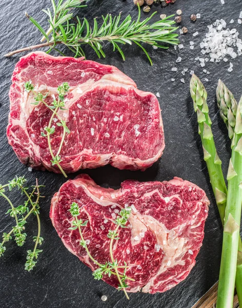 Bifes Ribeye Crus Com Ervas Sal Placa Corte Cinza Prontos — Fotografia de Stock