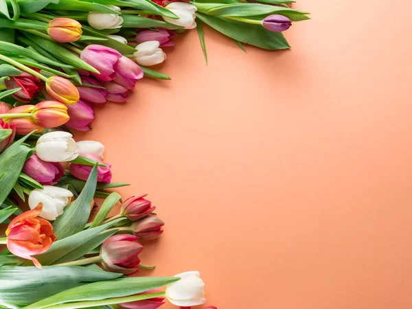 Bunter Strauß Von Tulpen Auf Orangefarbenem Hintergrund Ansicht Von Oben — Stockfoto