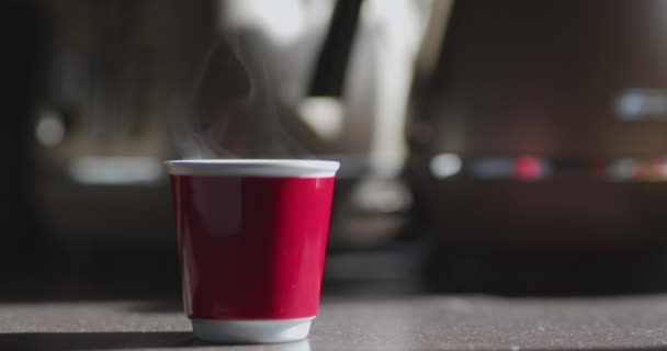 Taza Con Café Una Cocina Vintage Vapor Las Copas Hacia — Vídeos de Stock