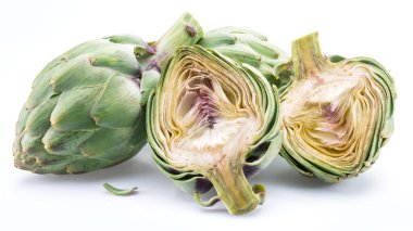 Enginar çiçeği yenilebilir tomurcukları beyaz arkaplanda izole edilmiş..