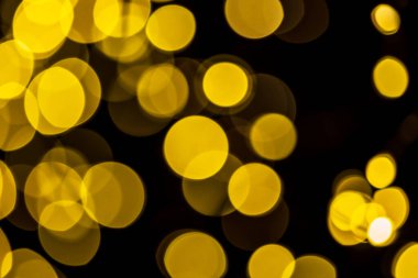 Karanlık arka planda bulanık noel ışıkları Noel 'in ya da yeni yılın gizemi ve sihrini simgeliyor. Noel arkaplanı.