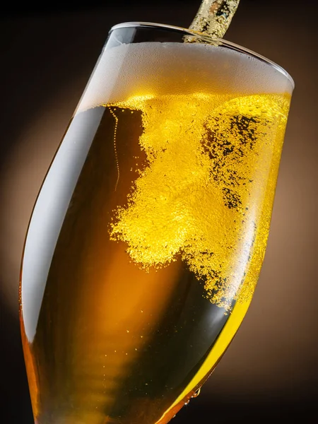Jet Beer Poured Beer Glass Causing Lot Bubbles Foam Dark — Stock Photo, Image