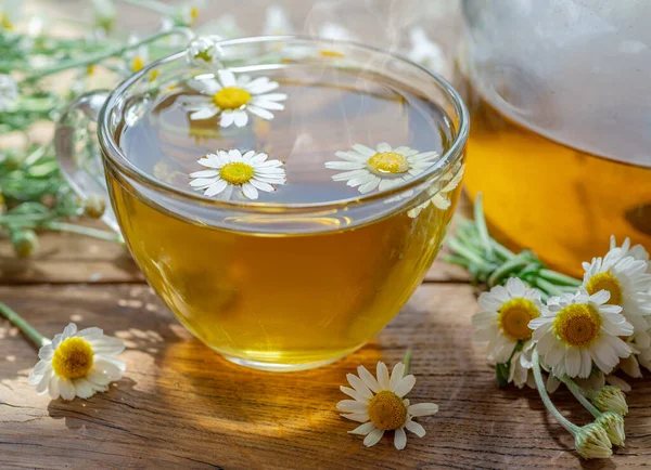 Kruidenkamille Thee Kamille Bloemen Buurt Van Theepot Thee Glas Landelijke — Stockfoto