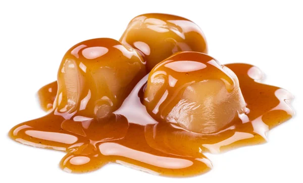 Karamel Snoepjes Bedekt Met Gesmolten Suikerkaramel Geïsoleerd Witte Achtergrond — Stockfoto