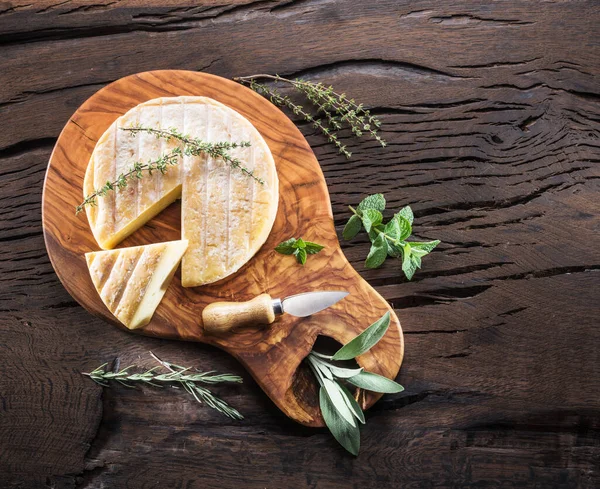 Kop Van Brie Kaas Raclette Kaas Met Kruiden Houten Tafel — Stockfoto