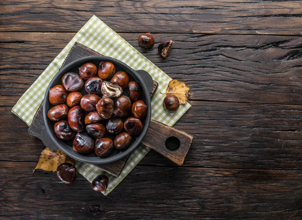 Tavada kızartılmış kestane meyvesi. Üst görünüm.