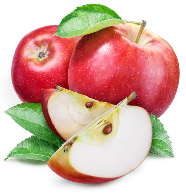 Beyaz arka planda yapraklı kırmızı elmalar ve elma dilimleri. Kesme yolu.