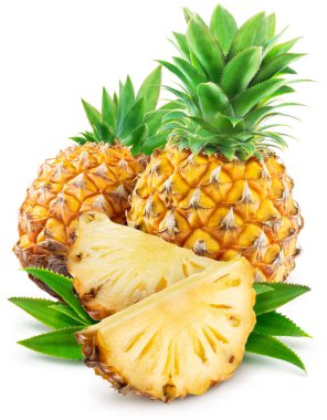 Beyaz arka planda yapraklı ananas ve ananas dilimleri. Kesme yolu.