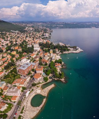 Hırvatistan 'daki Opatija kasabası ve deniz kıyısının güzel panoramik manzarası. İHA 'da çekilen en iyi görüntü fotoğrafı.