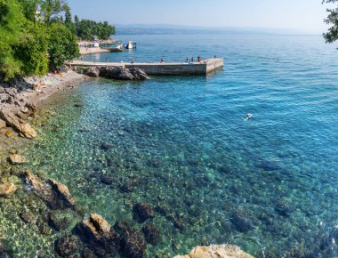 Taşlı kıyı şeridi ve Adriyatik Denizi 'nin saydam inanılmaz suları. Opatija tatil beldesi, Hırvatistan.