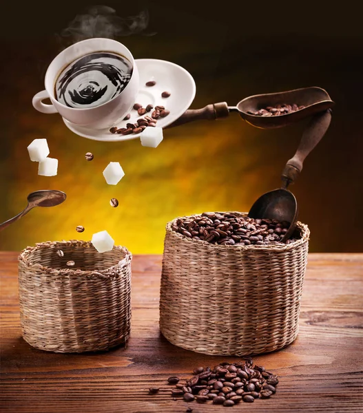 Kaffee Konzeptbild Tasse Kaffee Mit Zuckerwürfeln Und Kaffeebohnen Der Luft — Stockfoto