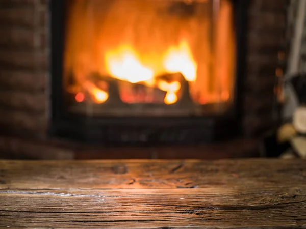 Hintergrund Ein Alter Leerer Holztisch Und Ein Verschwommenes Loderndes Feuer — Stockfoto