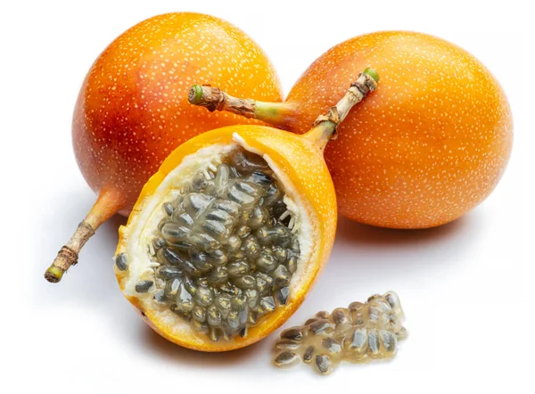 Granadilla Con Hojas Fruta Pasión Medio Aislada Sobre Fondo Blanco —  Fotos de Stock