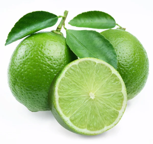 Limetten Zitrusfrüchte Mit Einer Scheibe Limette Und Blättern Auf Weißem — Stockfoto