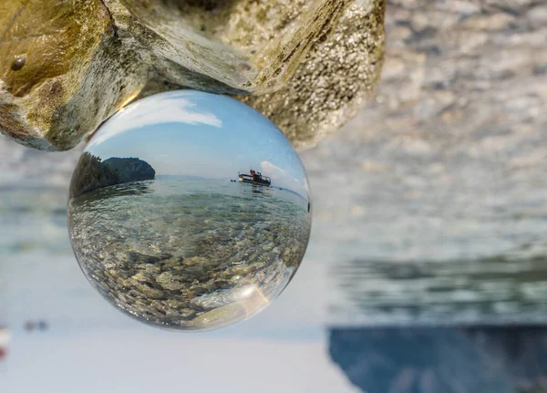 Boule Cristal Dans Main Des Hommes Vue Origine Envers Perspective — Photo