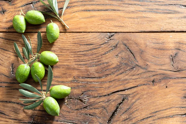 Olive Verdi Naturali Con Foglie Ulivo Vecchio Tavolo Legno Vintage — Foto Stock