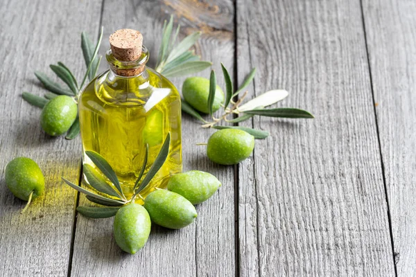 Aceitunas Naturales Verdes Con Botella Aceite Oliva Sobre Una Antigua —  Fotos de Stock