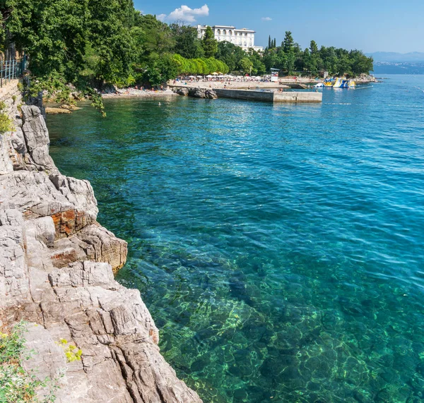 Costa Pedregosa Aguas Transparentes Del Mar Adriático Opatija Resort Croacia — Foto de Stock