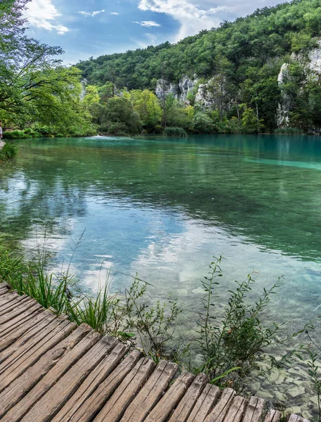 プリトヴィツェ湖国立公園 Plitvice Lakes National Park クロアチアで最も古く 最大の国立公園の一つ 公園内の滝 散策路 ヨーロッパ旅行 — ストック写真