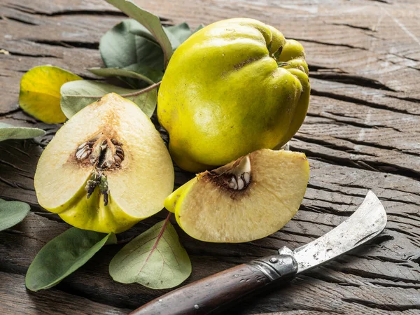 Rijp Goudgele Kweepeer Vruchten Hout Biologisch Fruit Oude Tafel Bovenaanzicht — Stockfoto