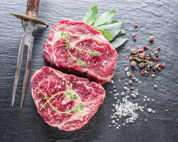 Nyers Bordás Steak Fűszerekkel Sóval Szürke Vágódeszkán Grillezésre Készen Felülnézet — Stock Fotó